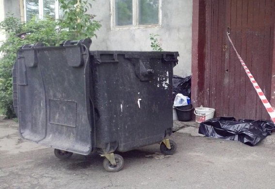 В Киеве женщина выбросила новорожденного ребенка в мусоропровод