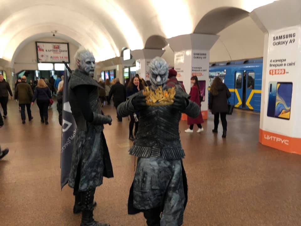 В киевском метрополитене прогуливались Белые ходоки из Игры престолов