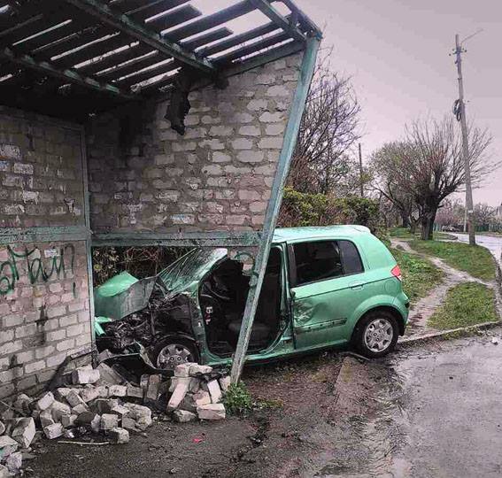 В Константиновке легковушка врезалась в остановку: 5 человек пострадали