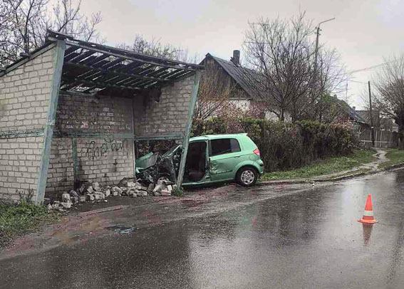 В Константиновке легковушка врезалась в остановку: 5 человек пострадали