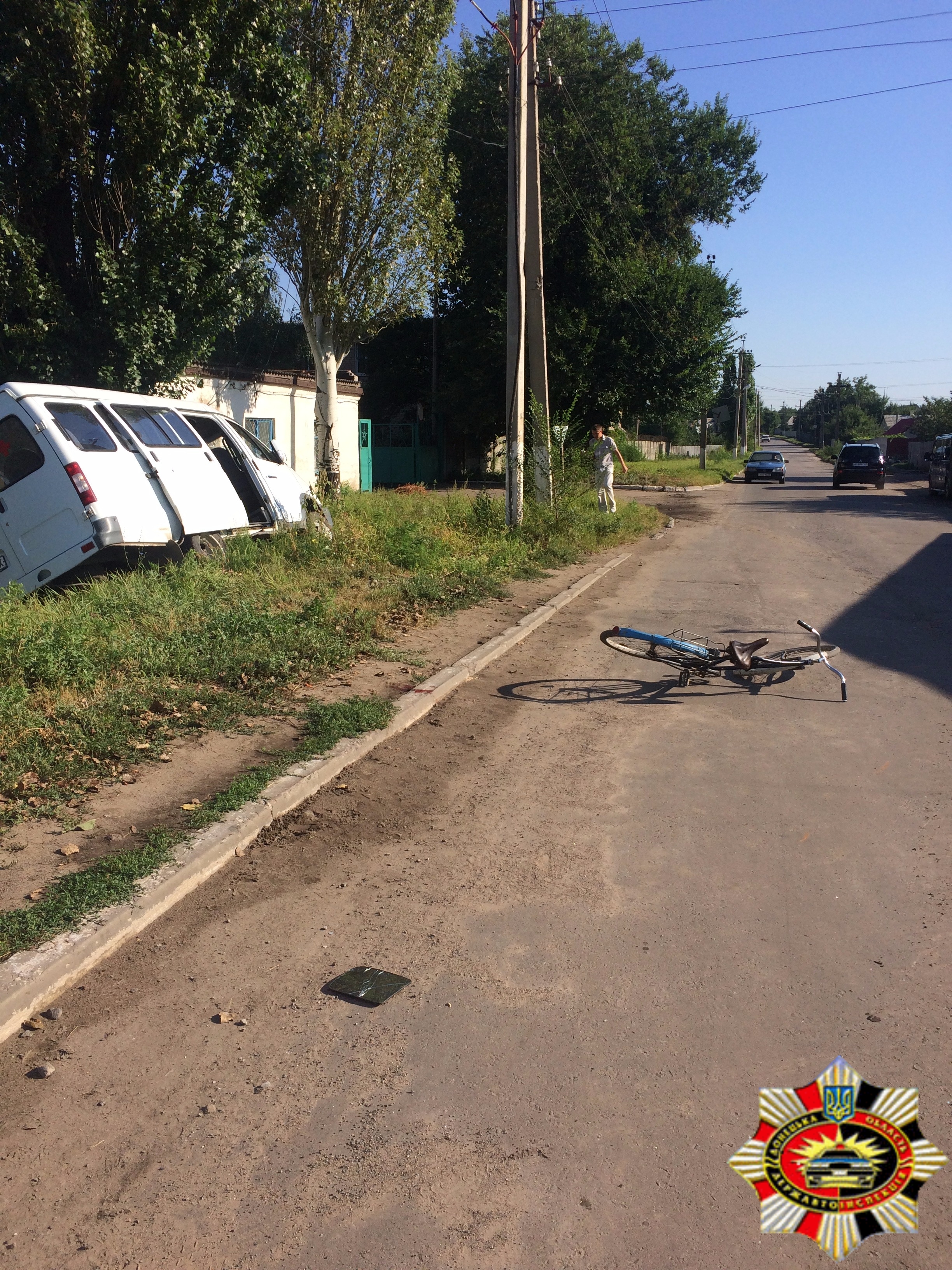 В Краматорске машина скорой помощи сбила велосипедиста с пятилетней девочкой