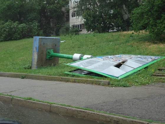 В Луганске ураган повалил деревья и оборвал провода (обновлено)
