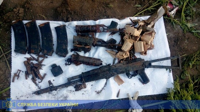 В Луганской области в заброшенной школе нашли арсенал с автоматами, гранатометами и патронами