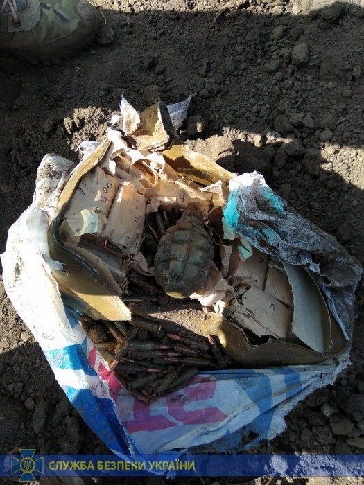 В Луганской области в заброшенной школе нашли арсенал с автоматами, гранатометами и патронами