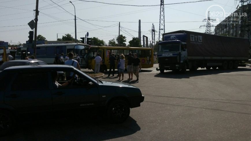 В Мариуполе при столкновении фуры, маршрутки и автобуса пострадали 16 человек