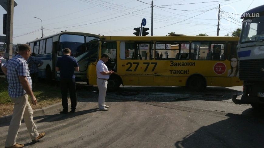 В Мариуполе при столкновении фуры, маршрутки и автобуса пострадали 16 человек