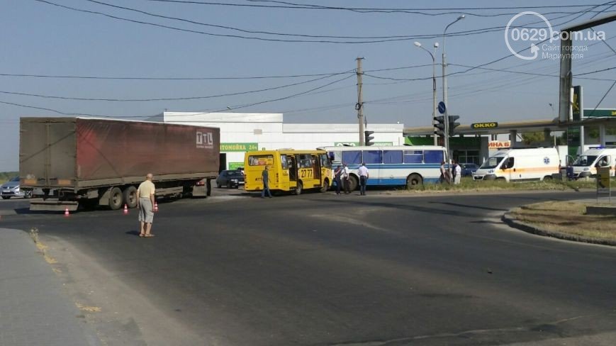 В Мариуполе при столкновении фуры, маршрутки и автобуса пострадали 16 человек