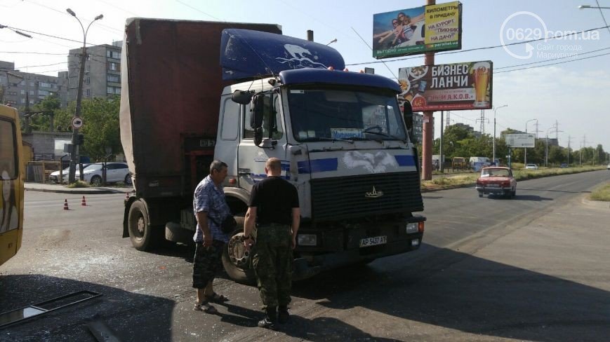 В Мариуполе при столкновении фуры, маршрутки и автобуса пострадали 16 человек