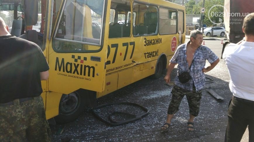 В Мариуполе при столкновении фуры, маршрутки и автобуса пострадали 16 человек