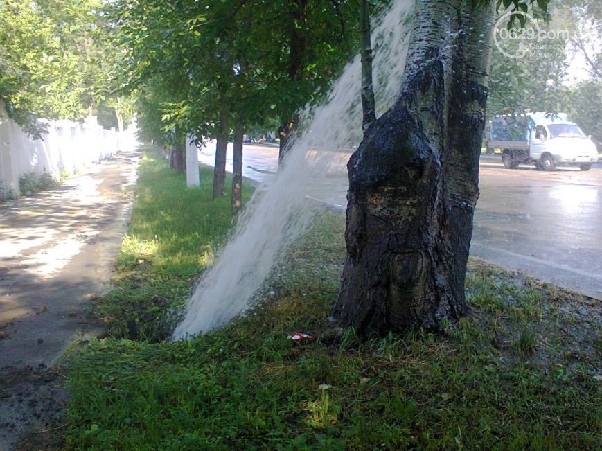 В Мариуполе прорвало трубопровод, фонтан воды залил проезжую часть