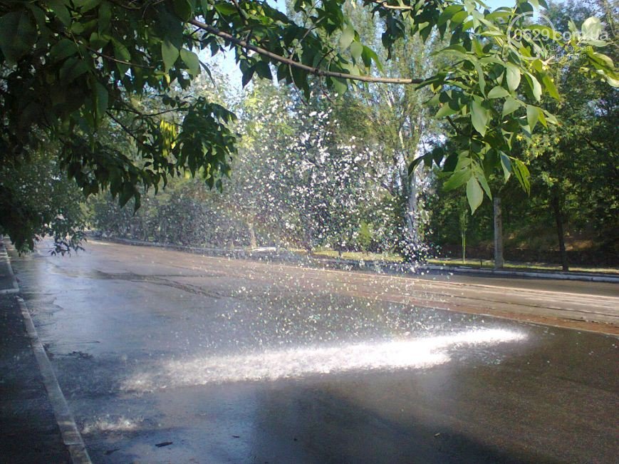 В Мариуполе прорвало трубопровод, фонтан воды залил проезжую часть