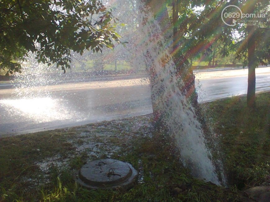 В Мариуполе прорвало трубопровод, фонтан воды залил проезжую часть