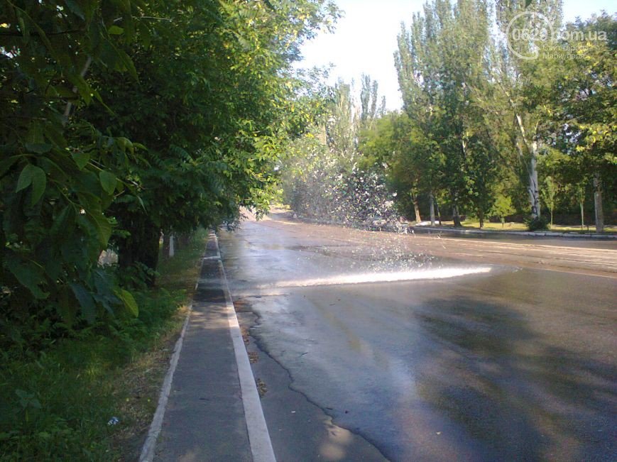 В Мариуполе прорвало трубопровод, фонтан воды залил проезжую часть