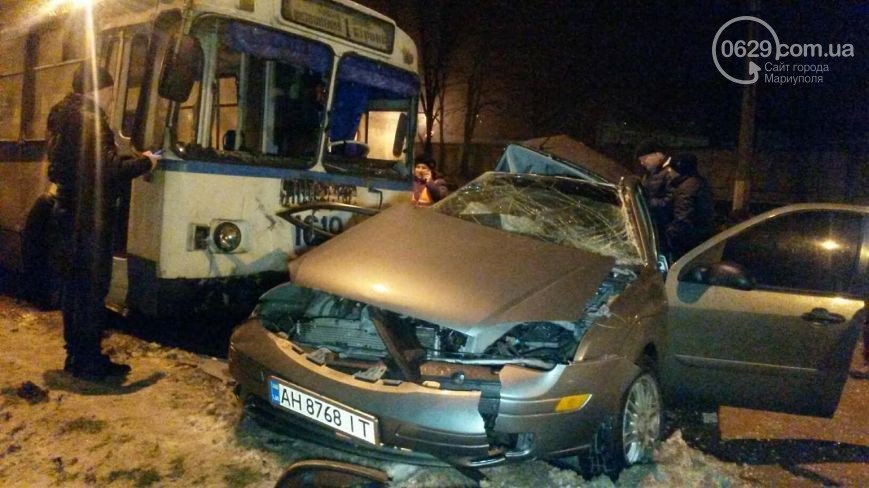 В Мариуполе сотрудник полиции на автомобиле влетел в троллейбус: один человек погиб