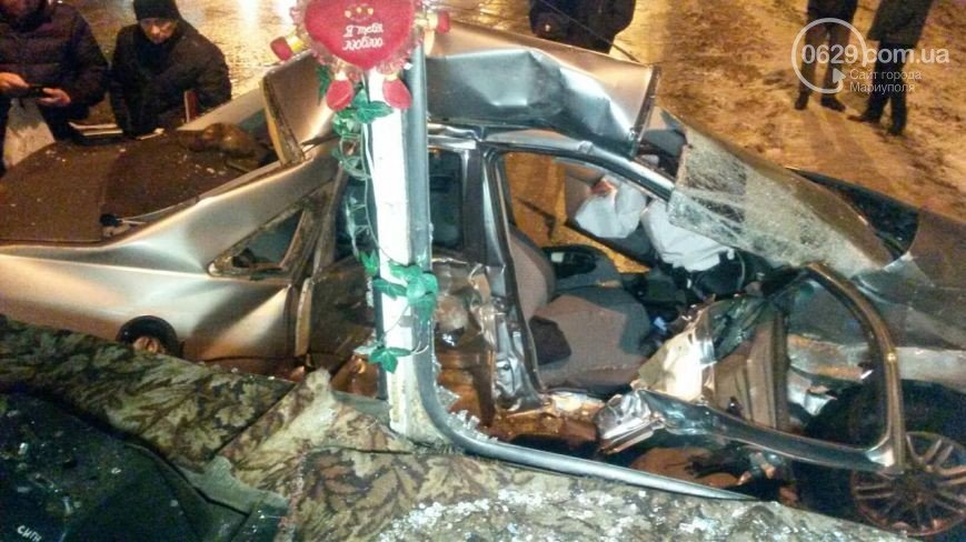 В Мариуполе сотрудник полиции на автомобиле влетел в троллейбус: один человек погиб