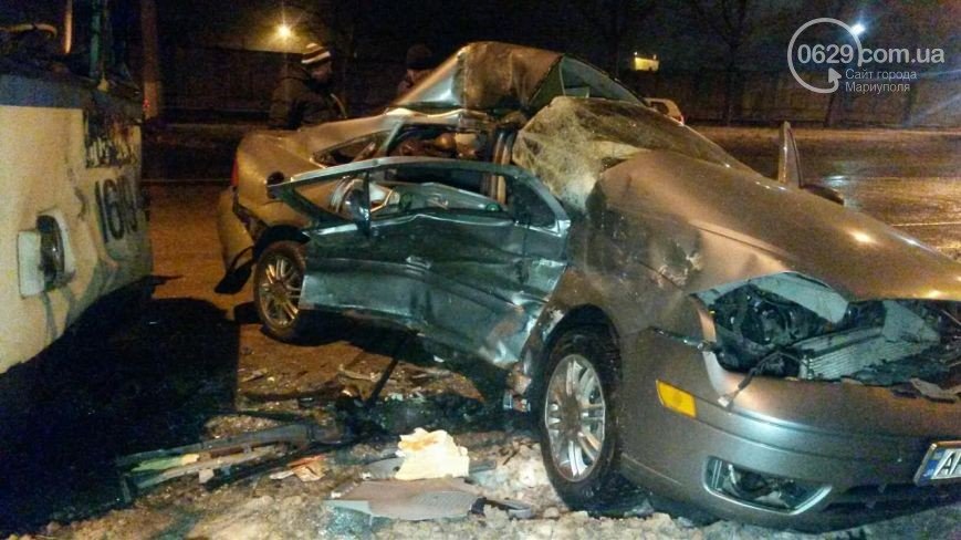 В Мариуполе сотрудник полиции на автомобиле влетел в троллейбус: один человек погиб
