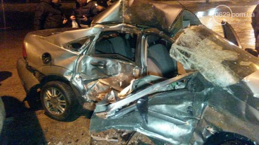 В Мариуполе сотрудник полиции на автомобиле влетел в троллейбус: один человек погиб