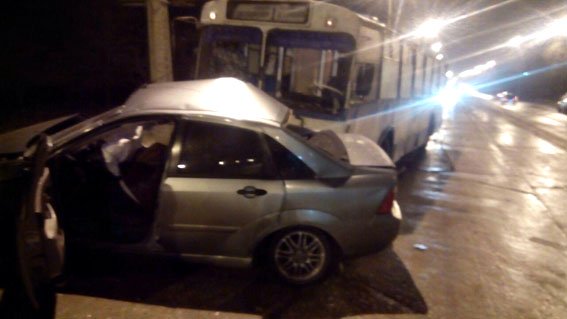 В Мариуполе сотрудник полиции на автомобиле влетел в троллейбус: один человек погиб