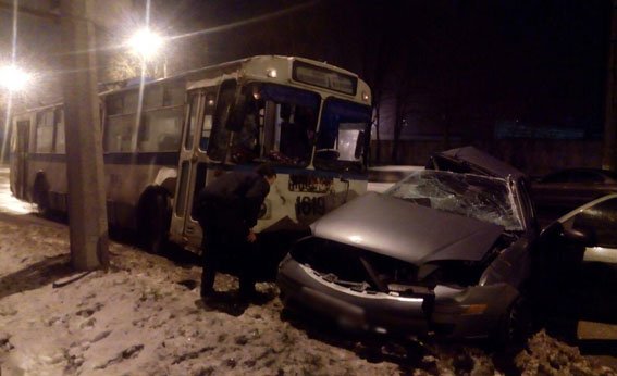 В Мариуполе сотрудник полиции на автомобиле влетел в троллейбус: один человек погиб