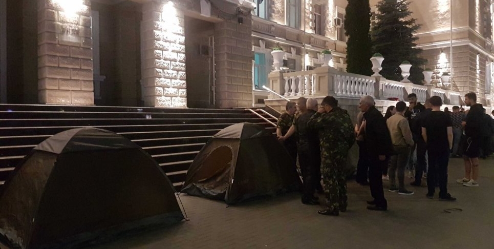 В Молдове заблокировали госучреждения, демократы готовят протесты (ФОТО, ВИДЕО)