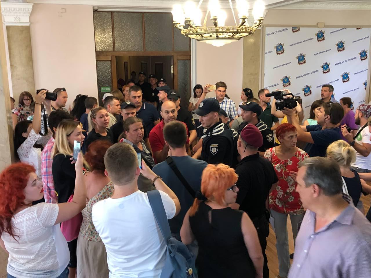В Николаеве митингующие против эвтаназии бродячих собак подрались с директором Центра защиты животных