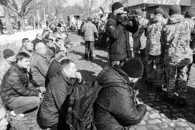 В Николаеве на коленях простились с летчиком-героем АТО Владиславом Волошиным