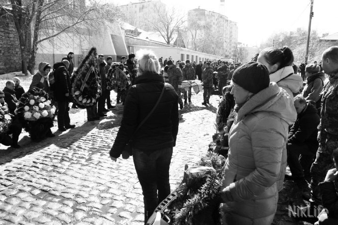 В Николаеве на коленях простились с летчиком-героем АТО Владиславом Волошиным