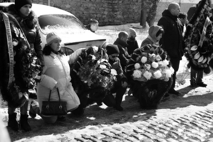 В Николаеве на коленях простились с летчиком-героем АТО Владиславом Волошиным