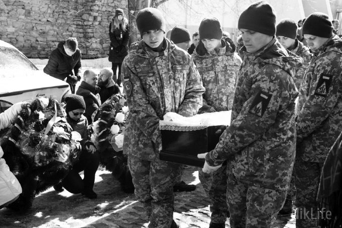 В Николаеве на коленях простились с летчиком-героем АТО Владиславом Волошиным