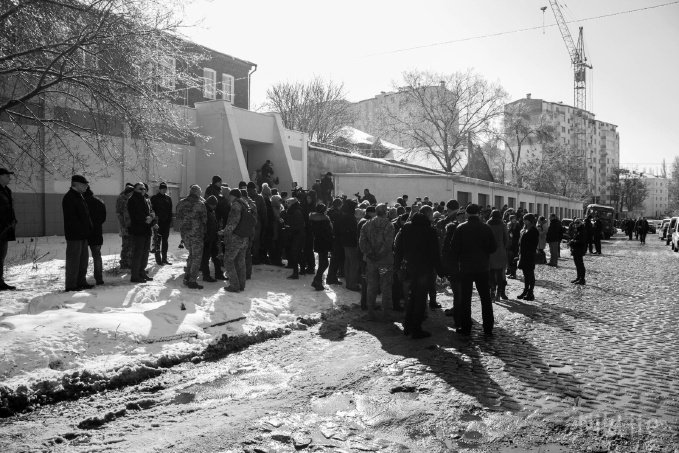 В Николаеве на коленях простились с летчиком-героем АТО Владиславом Волошиным