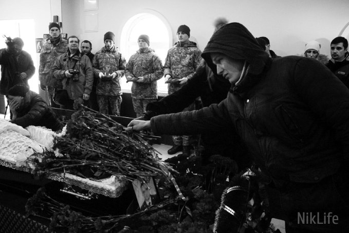 В Николаеве на коленях простились с летчиком-героем АТО Владиславом Волошиным