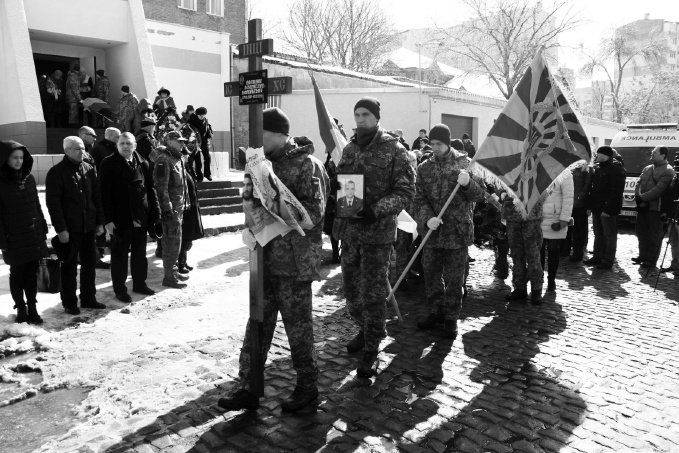 В Николаеве на коленях простились с летчиком-героем АТО Владиславом Волошиным
