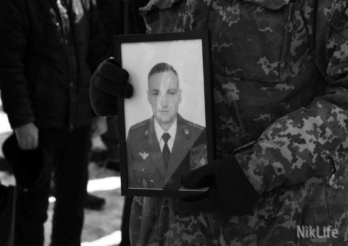 В Николаеве на коленях простились с летчиком-героем АТО Владиславом Волошиным