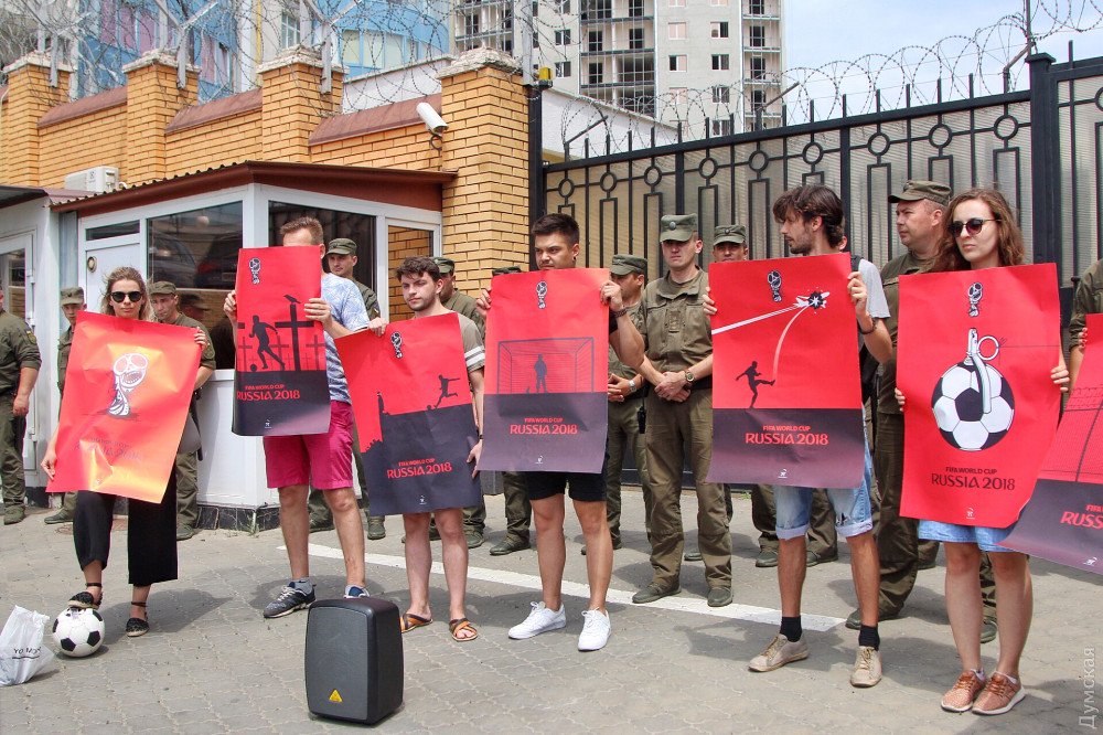 В Одессе консульство России забросали кровавыми мячами (фото)