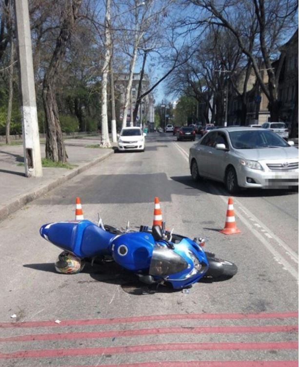 В Одессе мотоциклист сбил группу школьников на переходе