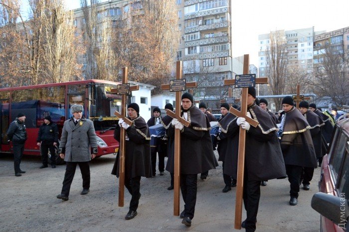 В Одессе сотни горожан проводили в последний путь погибшую в пожаре семью