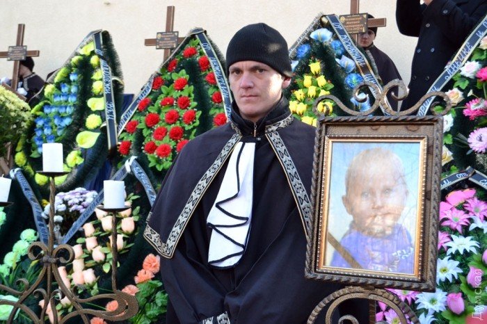 В Одессе сотни горожан проводили в последний путь погибшую в пожаре семью