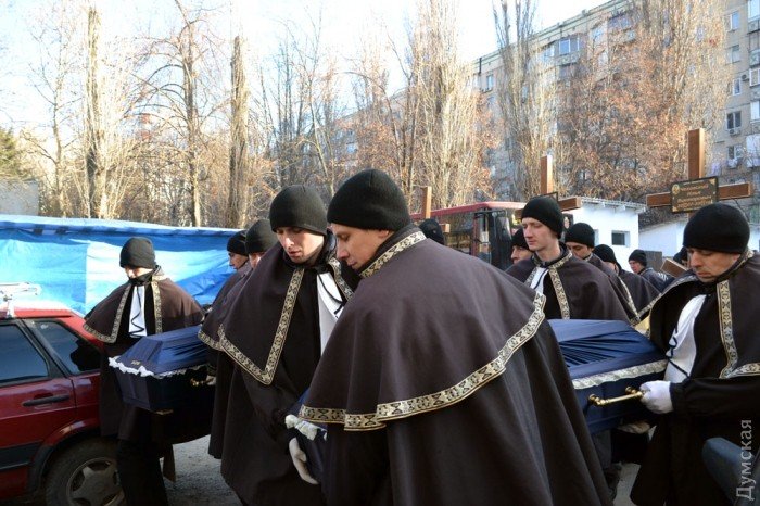 В Одессе сотни горожан проводили в последний путь погибшую в пожаре семью