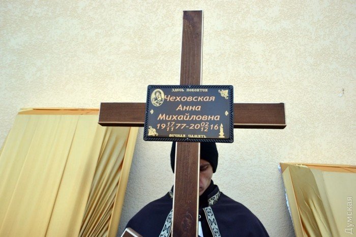 В Одессе сотни горожан проводили в последний путь погибшую в пожаре семью