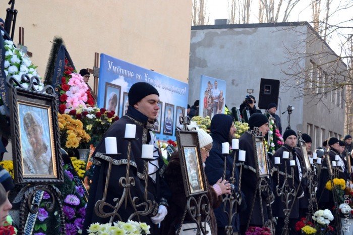 В Одессе сотни горожан проводили в последний путь погибшую в пожаре семью