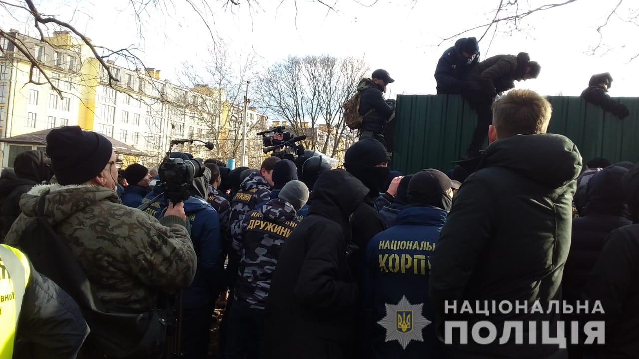 В Одессе участники акции протеста против строительства кинологической площадки подрались с правоохранителями