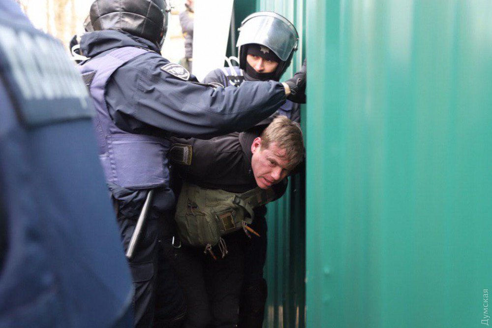 В Одессе участники акции протеста против строительства кинологической площадки подрались с правоохранителями