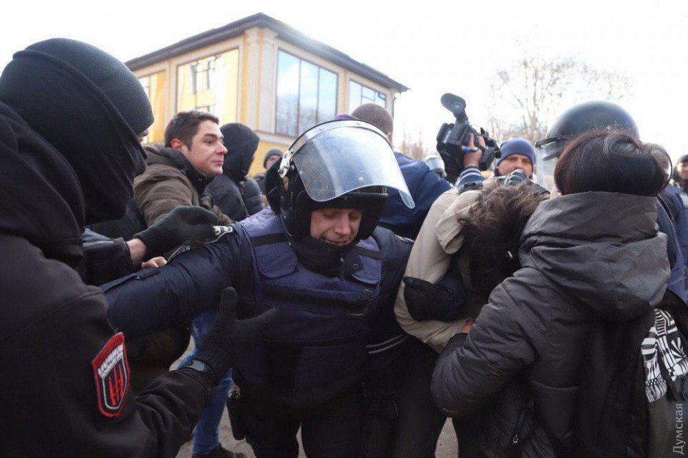 В Одессе участники акции протеста против строительства кинологической площадки подрались с правоохранителями