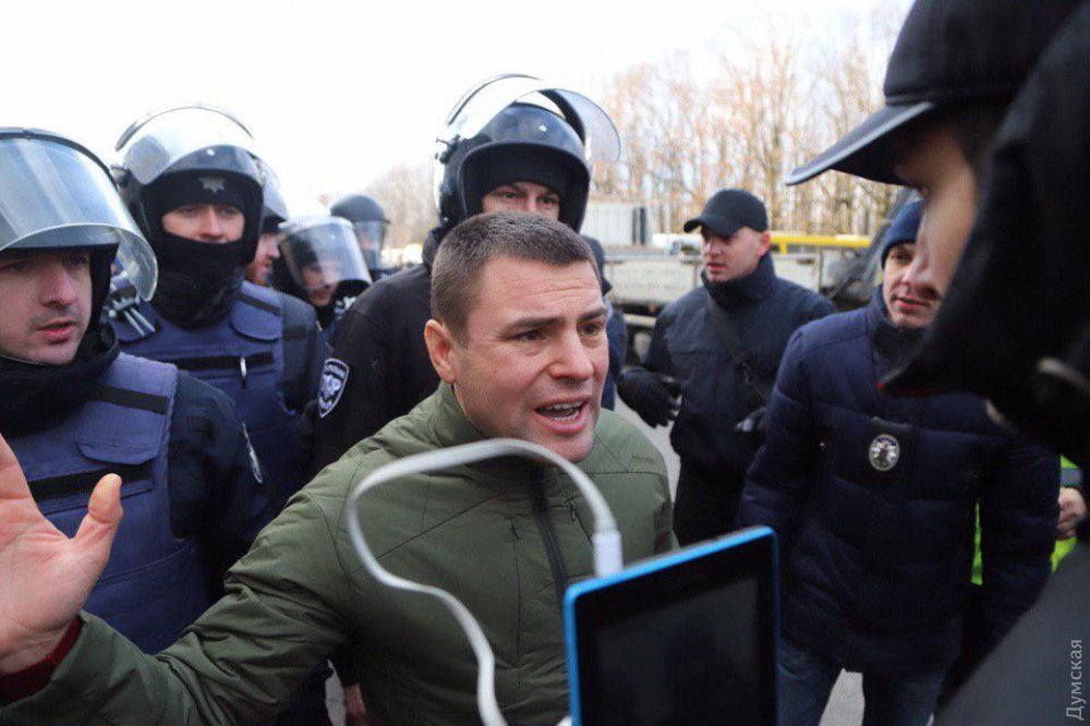 В Одессе участники акции протеста против строительства кинологической площадки подрались с правоохранителями