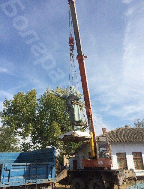 В Одесской области демонтировали памятники Ленину и Калинину