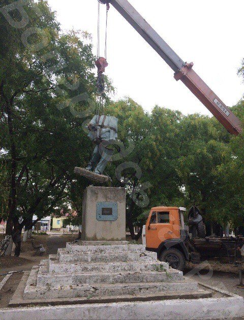 В Одесской области демонтировали памятники Ленину и Калинину
