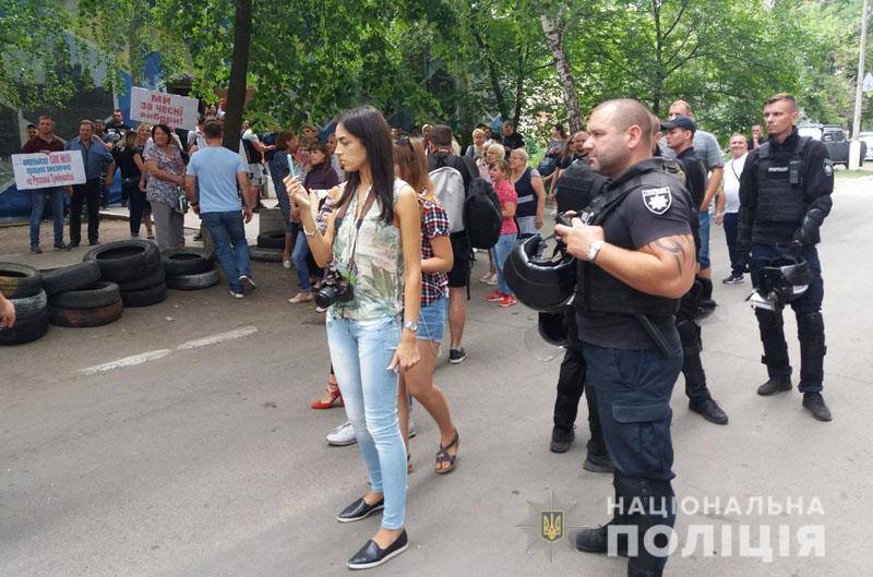 В Покровске возле ОИК № 50 продолжается протест, полиция обеспечивает правопорядок