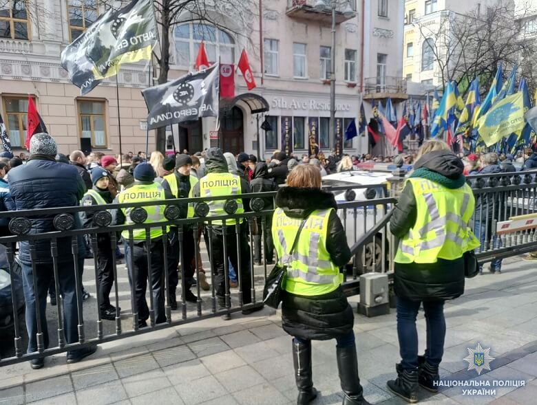 В полиции заявили, что участие в акциях в центре Киева сегодня приняли свыше 5 тыс. человек