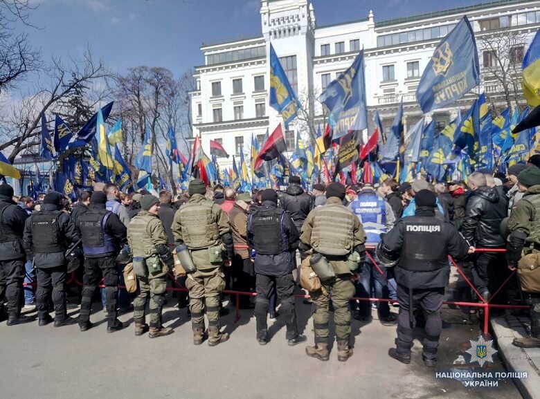 В полиции заявили, что участие в акциях в центре Киева сегодня приняли свыше 5 тыс. человек