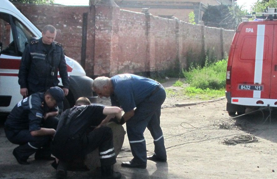 В Полтаве из канализационного коллектора подняли тела двух мужчин